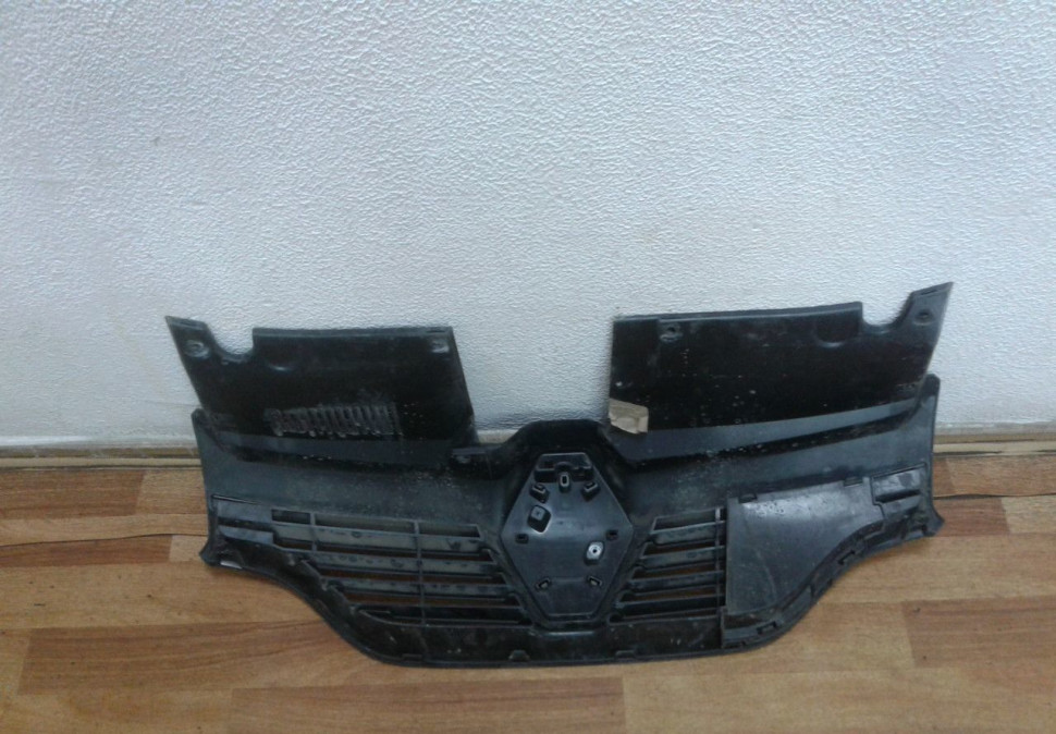 Решетка радиатора Renault Logan 2 oem 623107605r (скл-3)