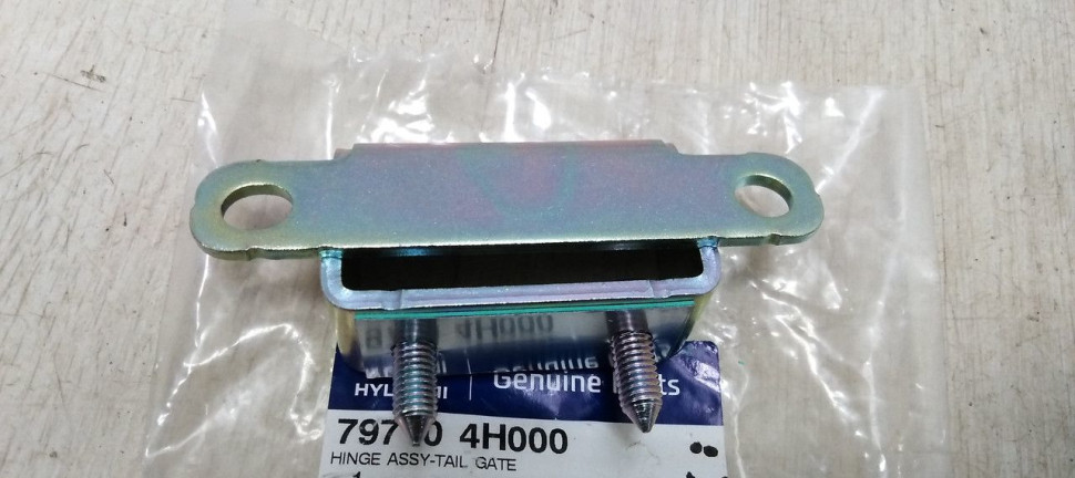 Петля крышки багажника Hyundai Starex H1 2015> oem 797104H000