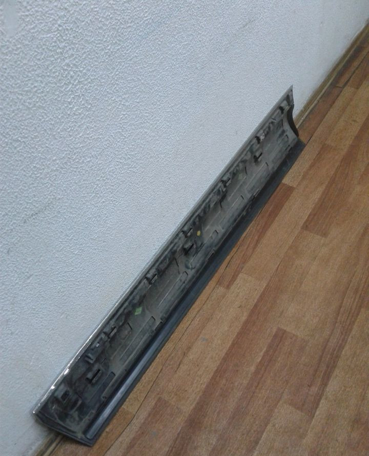 Молдинг двери передний правый Volkswagen Touareg NF oem 7p6854940