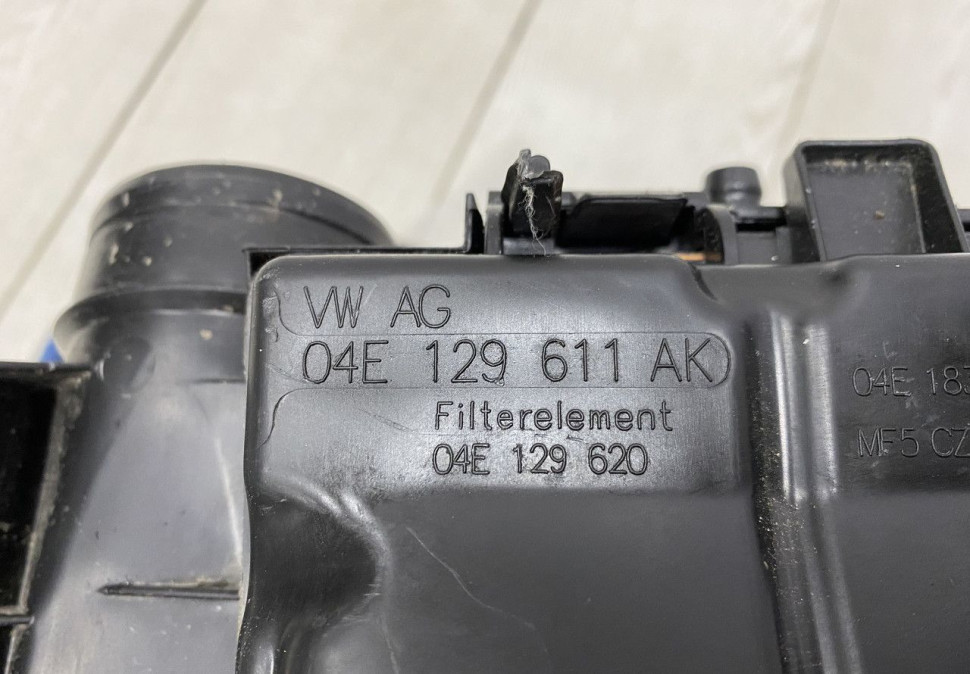 Корпус воздушного фильтра бу Skoda Rapid / Volkswagen Golf 7 OEM 04E129611G Корпус воздушного фильтра бу Skoda Rapid / Volkswagen Golf 7 OEM 04E129611G