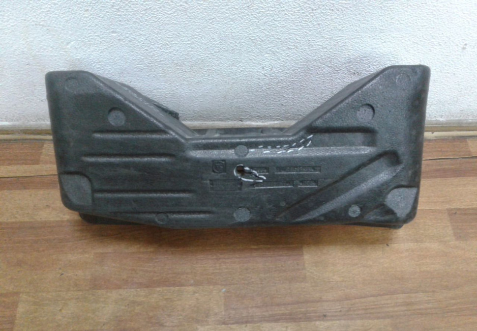 Ящик для инструментов в багажник Skoda Rapid oem 60u863957 (трещины) (скл-3)