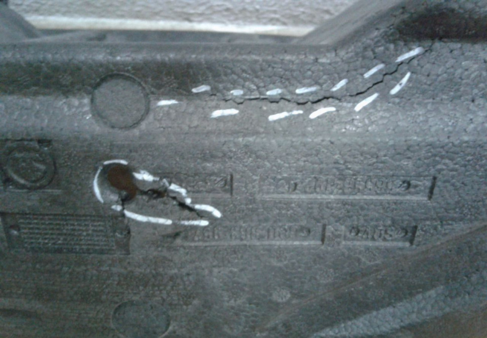 Ящик для инструментов в багажник Skoda Rapid oem 60u863957 (трещины) (скл-3)