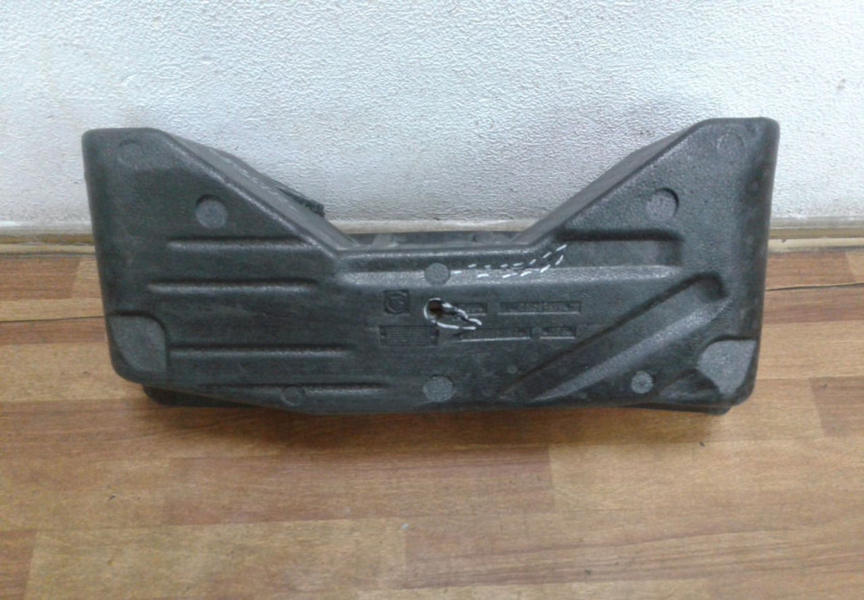 Ящик для инструментов в багажник Skoda Rapid oem 60u863957 (трещины) (скл-3)