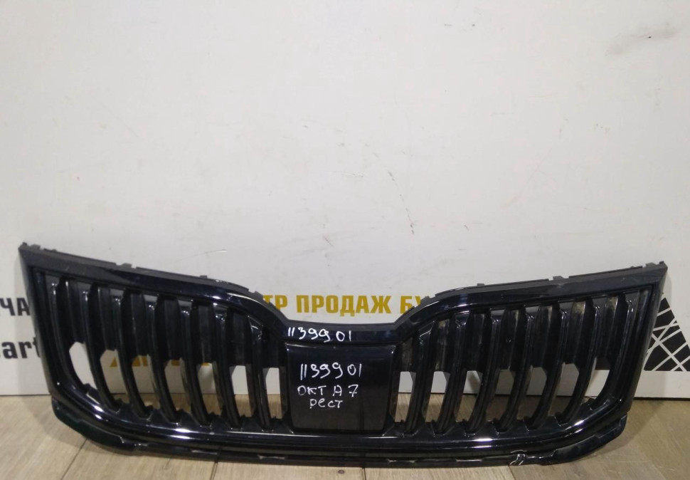 Решетка радиатора бу Skoda Octavia A7 рестайлинг OEM 5E0853653C