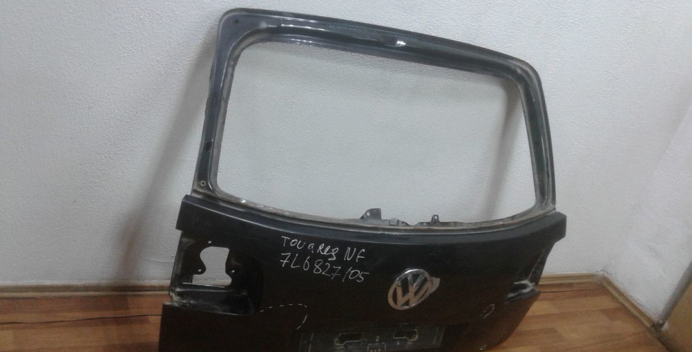 Крышка багажника Volkswagen Touareg 1 oem 7l6827105 (вмятина) Крышка багажника Volkswagen Touareg 1 oem 7l6827105 (вмятина)