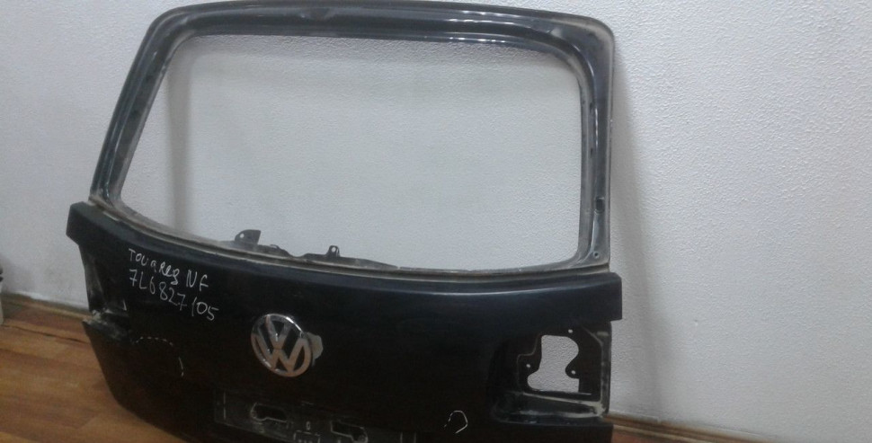 Крышка багажника Volkswagen Touareg 1 oem 7l6827105 (вмятина) Крышка багажника Volkswagen Touareg 1 oem 7l6827105 (вмятина)