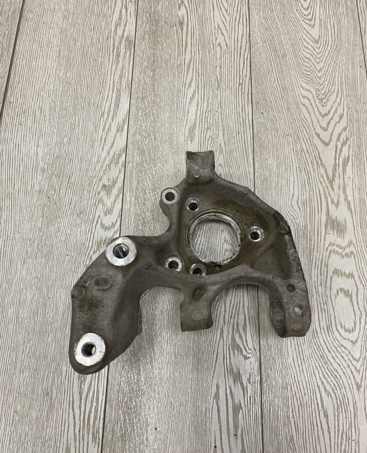 Кулак поворотный задний правый Volkswagen Tiguan 2 Skoda Kodiaq 2016 oem 5QF505436F