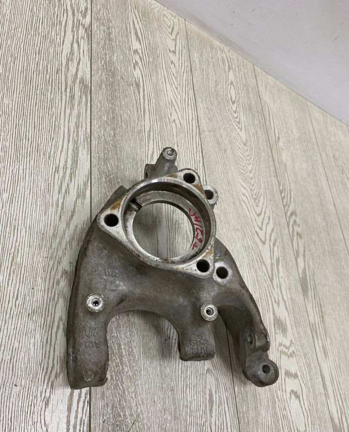 Кулак поворотный задний правый Volkswagen Tiguan 2 Skoda Kodiaq 2016 oem 5QF505436F