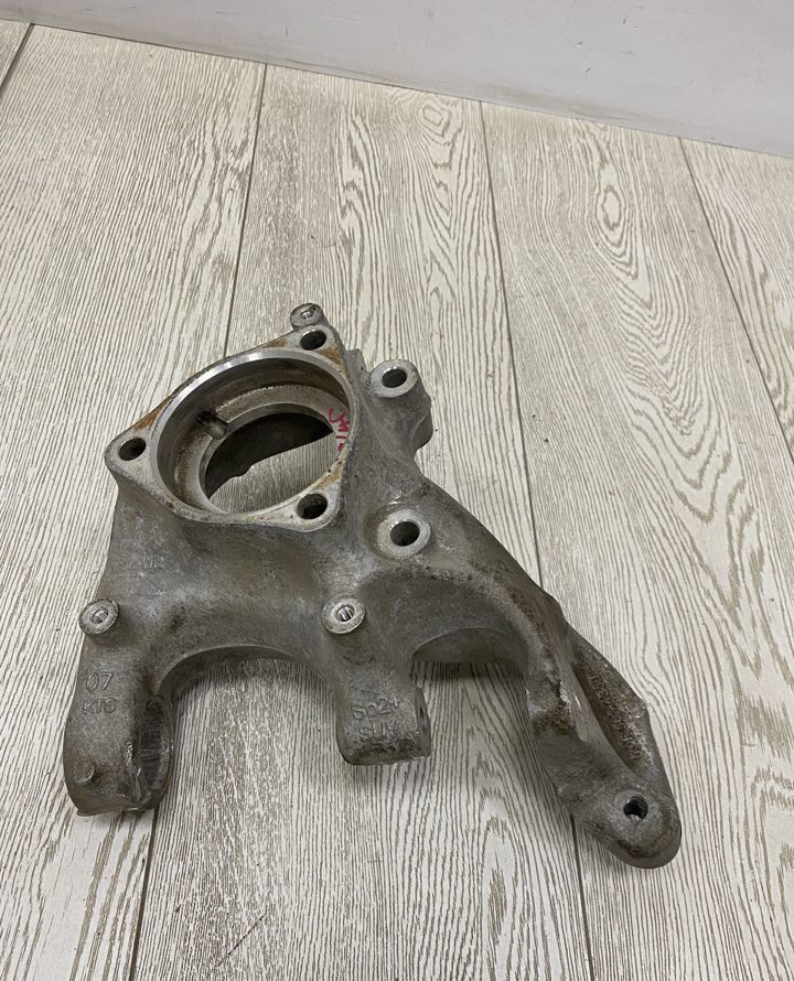 Кулак поворотный задний правый Volkswagen Tiguan 2 Skoda Kodiaq 2016 oem 5QF505436F
