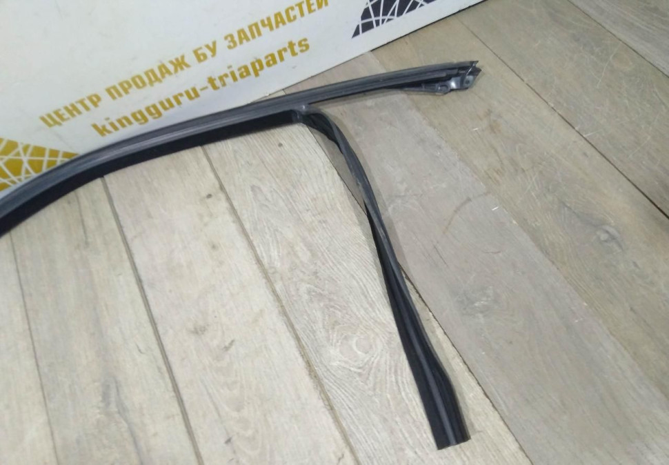 Уплотнитель стекла двери передний левый бу BMW X5 F15 OEM 51337289617 Уплотнитель стекла двери передний левый бу BMW X5 F15 OEM 51337289617