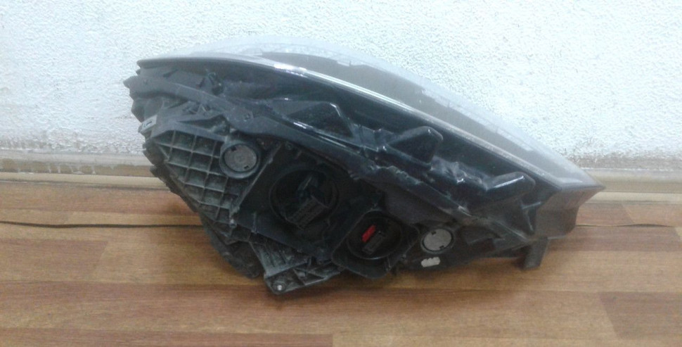 Фара правая Volkswagen Passat B8 oem 3g1941082g (слом. 1 крепл. потерт. стекла)