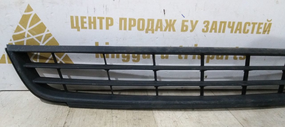 Решетка переднего бампера Volkswagen Jetta 6 дорест 2010-2014 oem 5C6853677