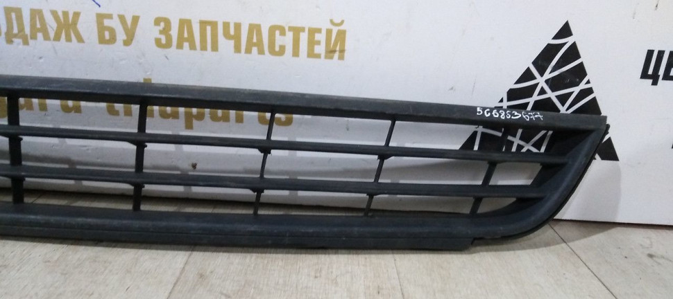 Решетка переднего бампера Volkswagen Jetta 6 дорест 2010-2014 oem 5C6853677