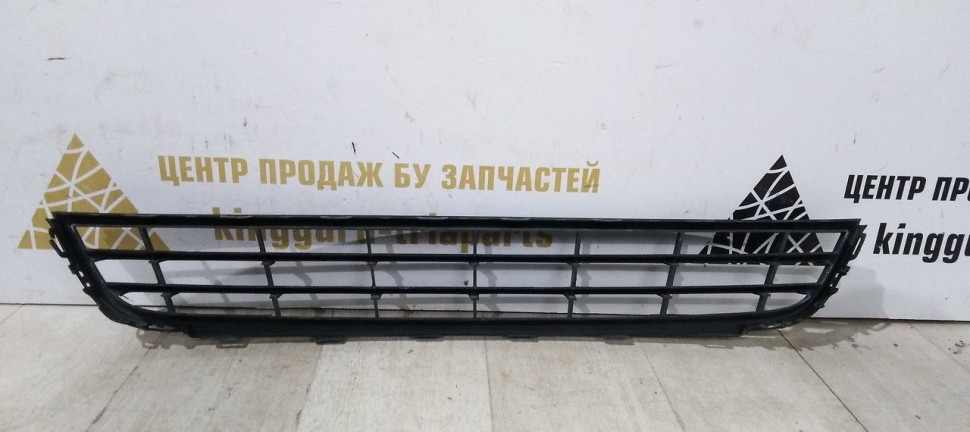Решетка переднего бампера Volkswagen Jetta 6 дорест 2010-2014 oem 5C6853677