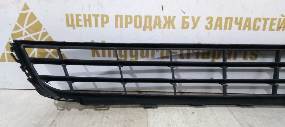 Решетка переднего бампера Volkswagen Jetta 6 дорест 2010-2014 oem 5C6853677