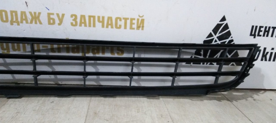Решетка переднего бампера Volkswagen Jetta 6 дорест 2010-2014 oem 5C6853677
