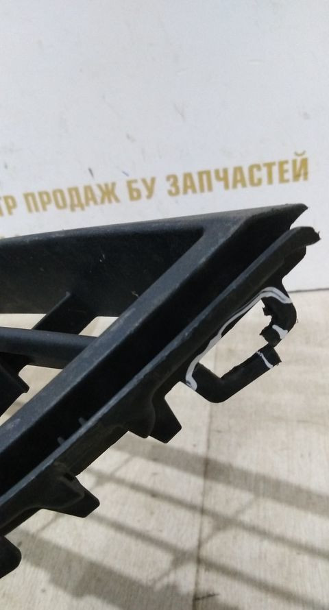 Решетка переднего бампера Volkswagen Jetta 6 дорест 2010-2014 oem 5C6853677