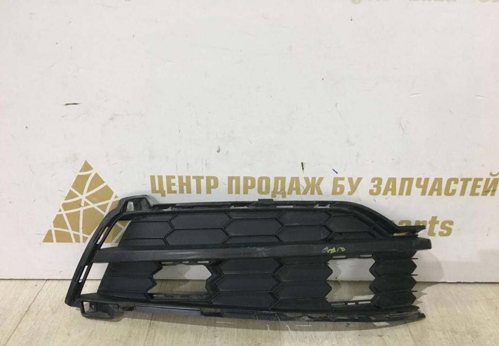 Решетка переднего бампера правая Skoda Karoq OEM 57A807368