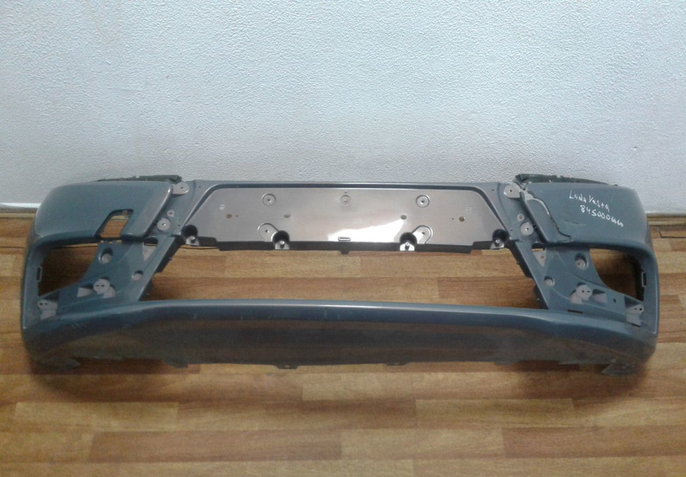 Передний бампер Lada Vesta (трещина) oem 8450006666 (скл-3)