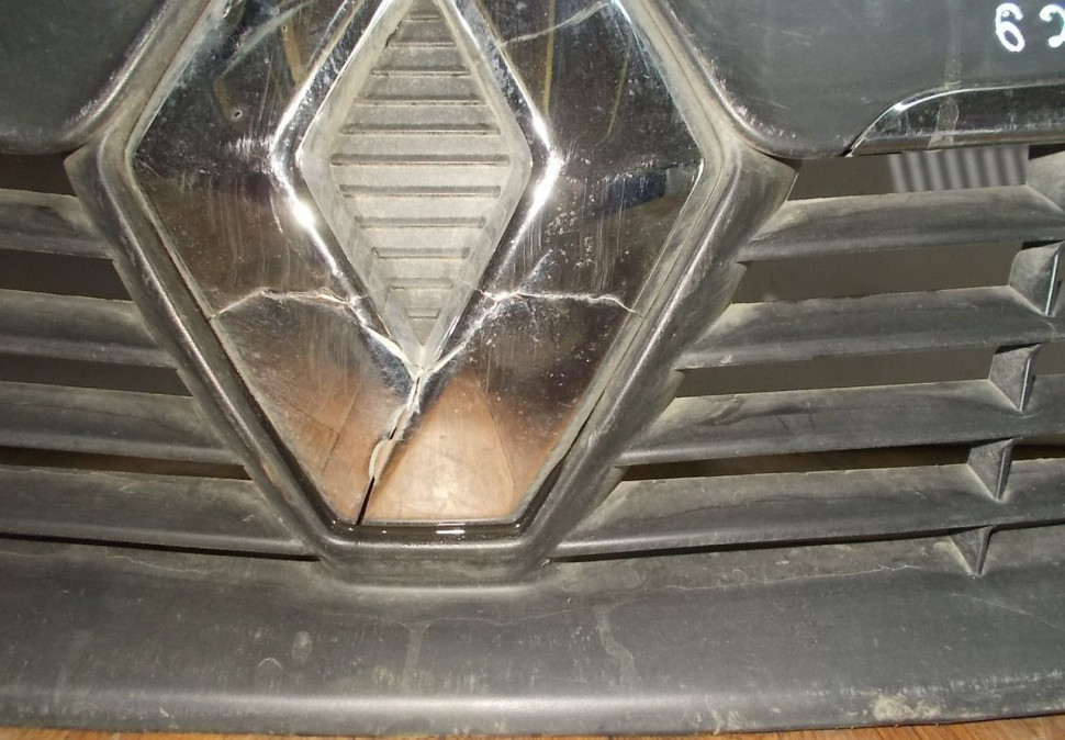 Решетка радиатора бу Renault Logan 2 OEM 623107605R Решетка радиатора бу Renault Logan 2 OEM 623107605R