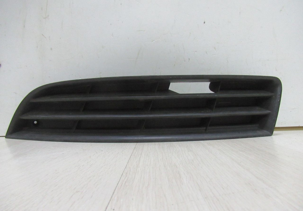 Решетка переднего бампера левая Volkswagen Passat b6 (05-11) oem 3c0853665