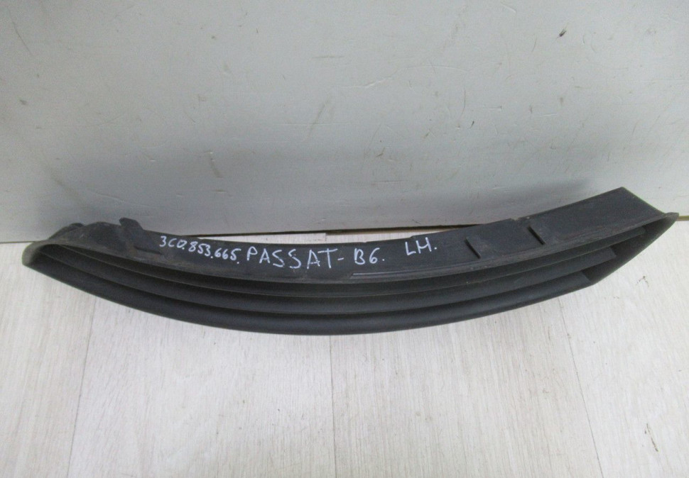 Решетка переднего бампера левая Volkswagen Passat b6 (05-11) oem 3c0853665