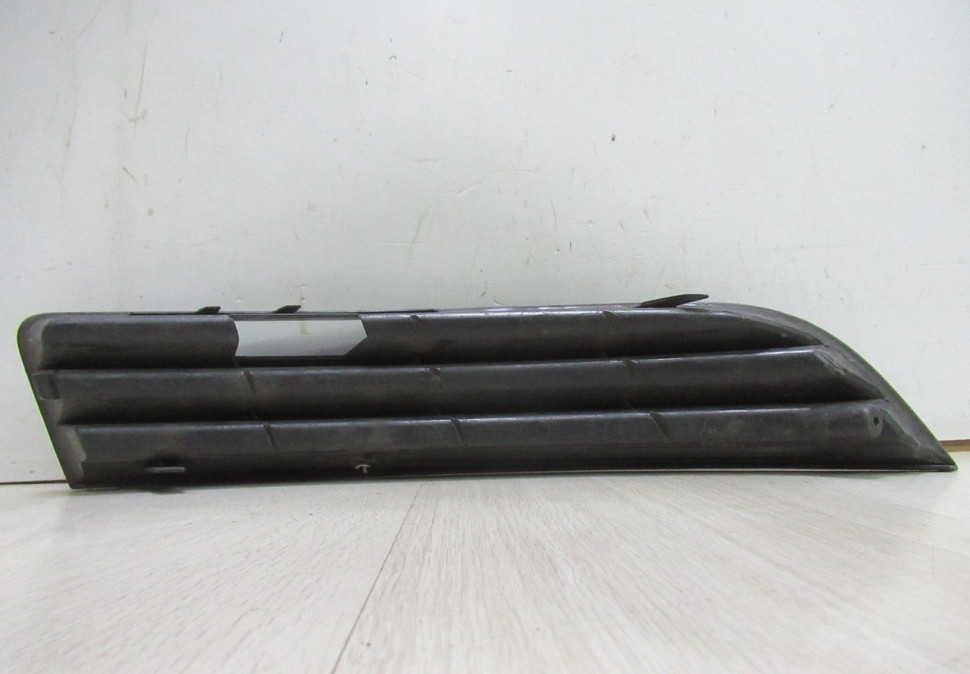 Решетка переднего бампера левая Volkswagen Passat b6 (05-11) oem 3c0853665