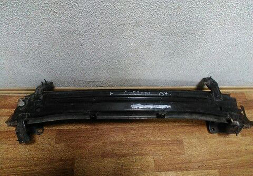 Усилитель переднего бампера Kia Sorento погнут