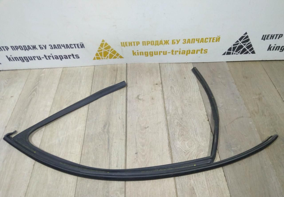 Уплотнитель стекла двери передний правый бу Skoda Octavia A7 OEM 5E0837431