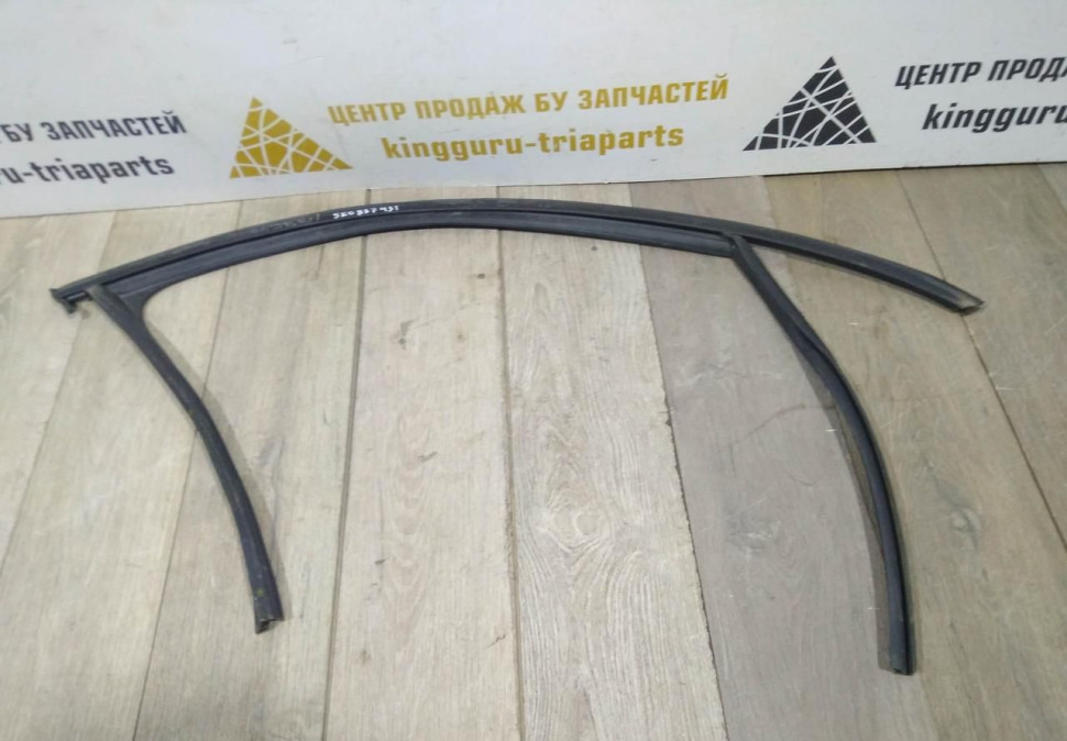 Уплотнитель стекла двери передний правый бу Skoda Octavia A7 OEM 5E0837431 Уплотнитель стекла двери передний правый бу Skoda Octavia A7 OEM 5E0837431