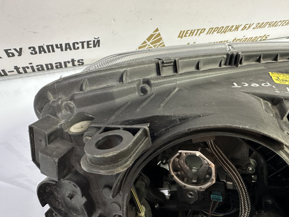 Фара ксенон левая бу Skoda Yeti рестайлинг OEM 5L1941015C