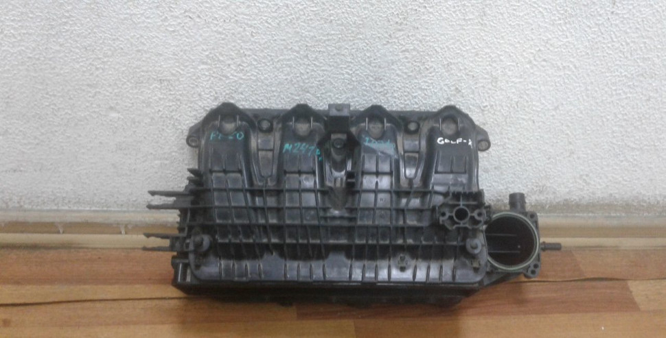 Впускной коллектор Volkswagen Golf 7 oem 04E129711J
