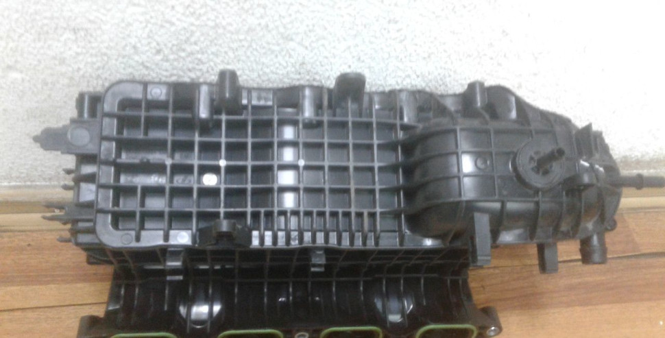 Впускной коллектор Volkswagen Golf 7 oem 04E129711J Впускной коллектор Volkswagen Golf 7 oem 04E129711J