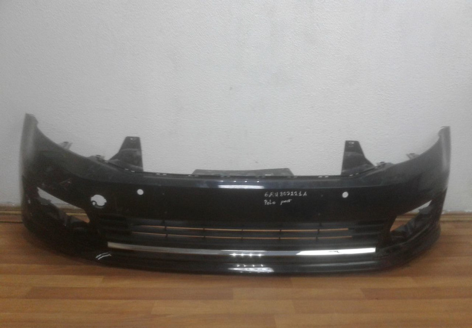 Бампер передний Volkswagen Polo седан рест Oem 6RU807221A (трещина)