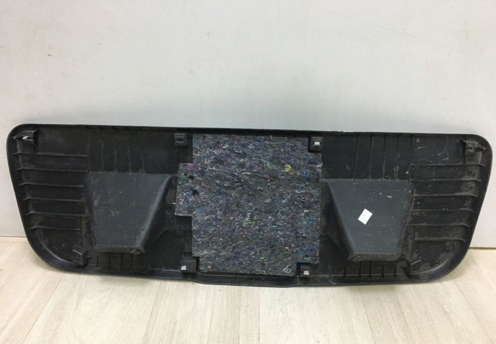 Обивка крышки багажника Volkswagen Polo седан oem 6ru867605  (мал.трещина)