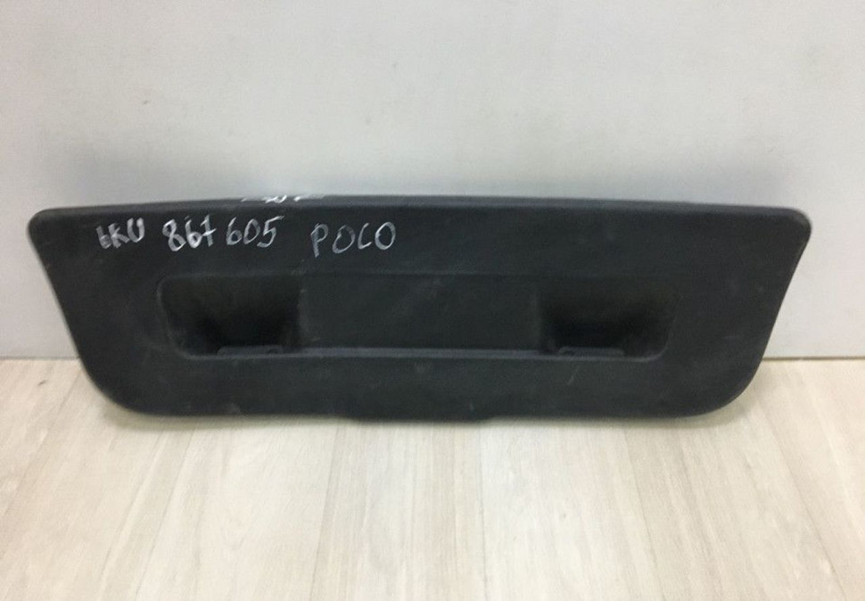 Обивка крышки багажника Volkswagen Polo седан oem 6ru867605  (мал.трещина)