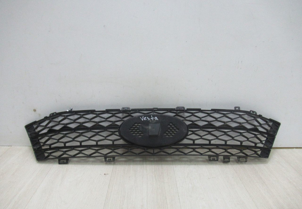 Решетка радиатора Lada Vesta oem 8450006673 (слом. 1 креп.) (скл-3)
