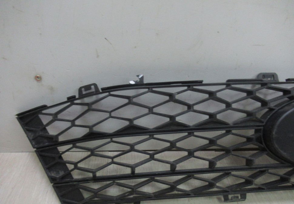 Решетка радиатора Lada Vesta oem 8450006673 (слом. 1 креп.) (скл-3)