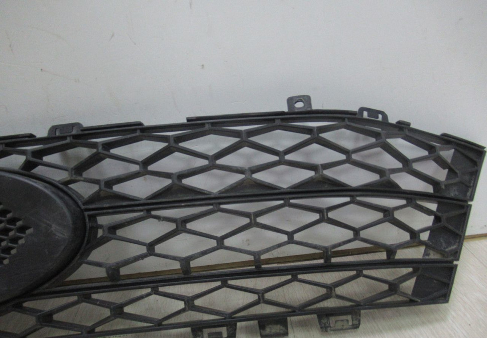 Решетка радиатора Lada Vesta oem 8450006673 (слом. 1 креп.) (скл-3)