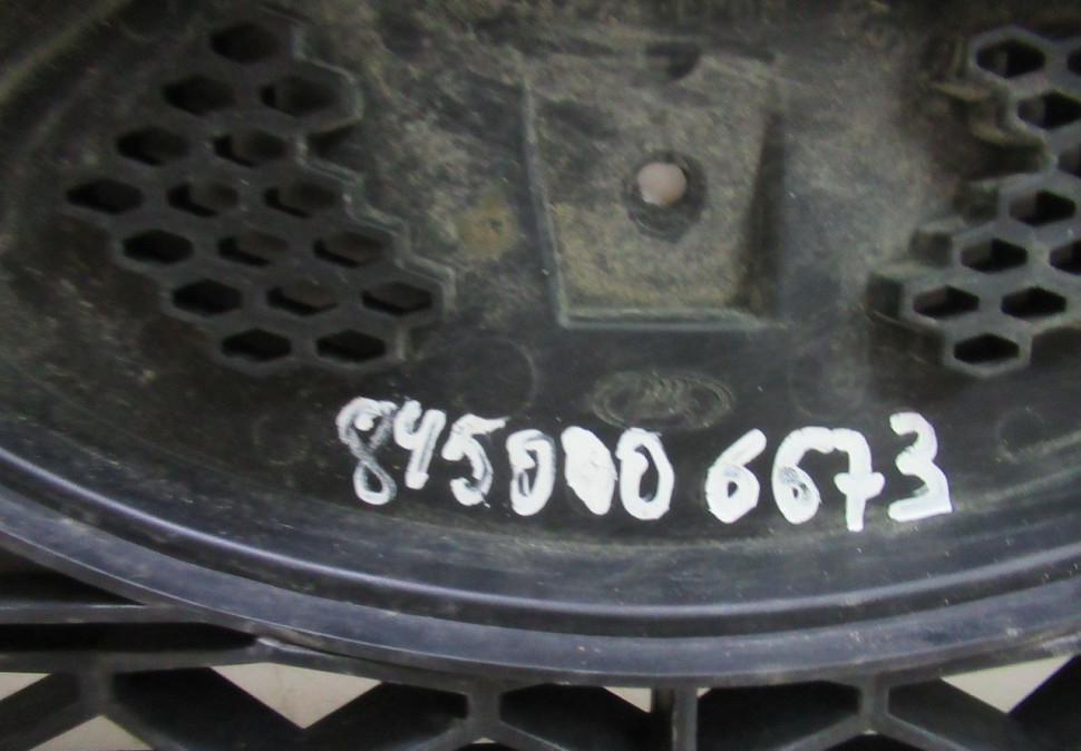 Решетка радиатора Lada Vesta oem 8450006673 (слом. 1 креп.) (скл-3)