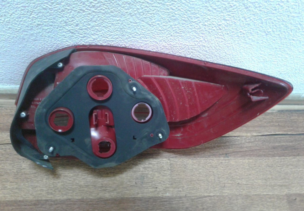 Фонарь левый Lada Granta лифтбек (скол) oem 21913716011 (скл-3) Фонарь левый Lada Granta лифтбек (скол) oem 21913716011 (скл-3)