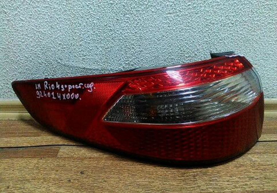 Фонарь левый Kia Rio 4 дорестайлинг седан скол на стекле трещина oem 924014x000