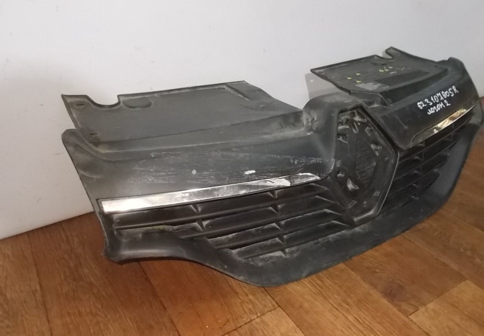 Решетка радиатора бу Renault Logan 2 OEM 623107605R Решетка радиатора бу Renault Logan 2 OEM 623107605R