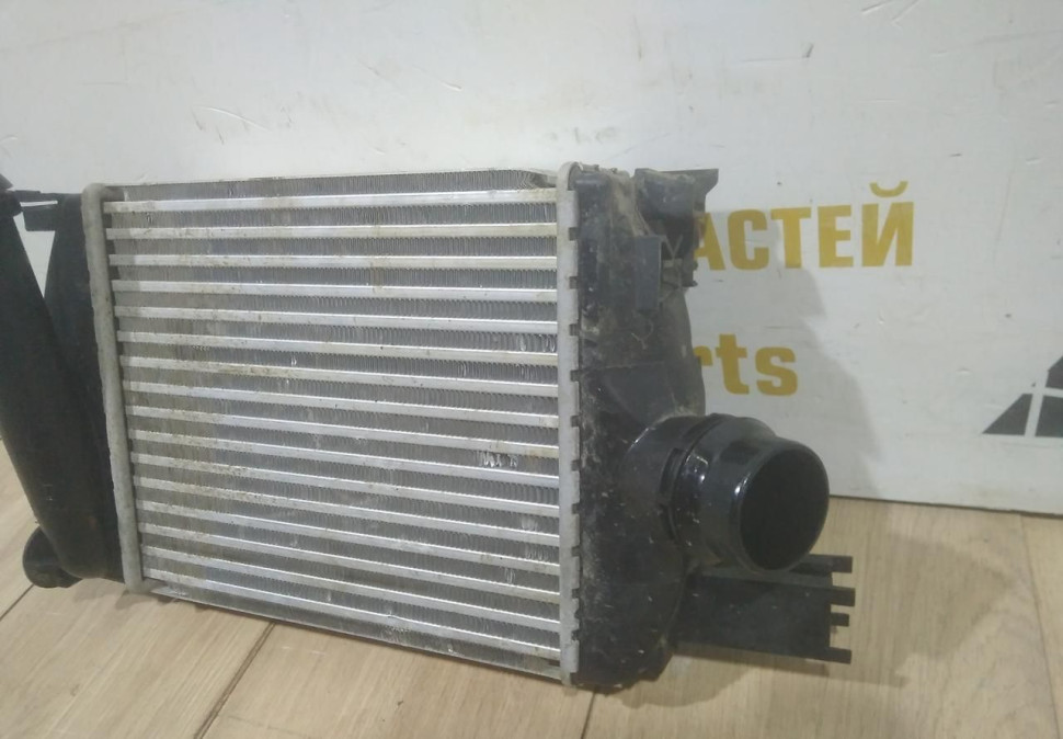 Радиатор интеркулера бу Renault Duster OEM 144967634R Радиатор интеркулера бу Renault Duster OEM 144967634R