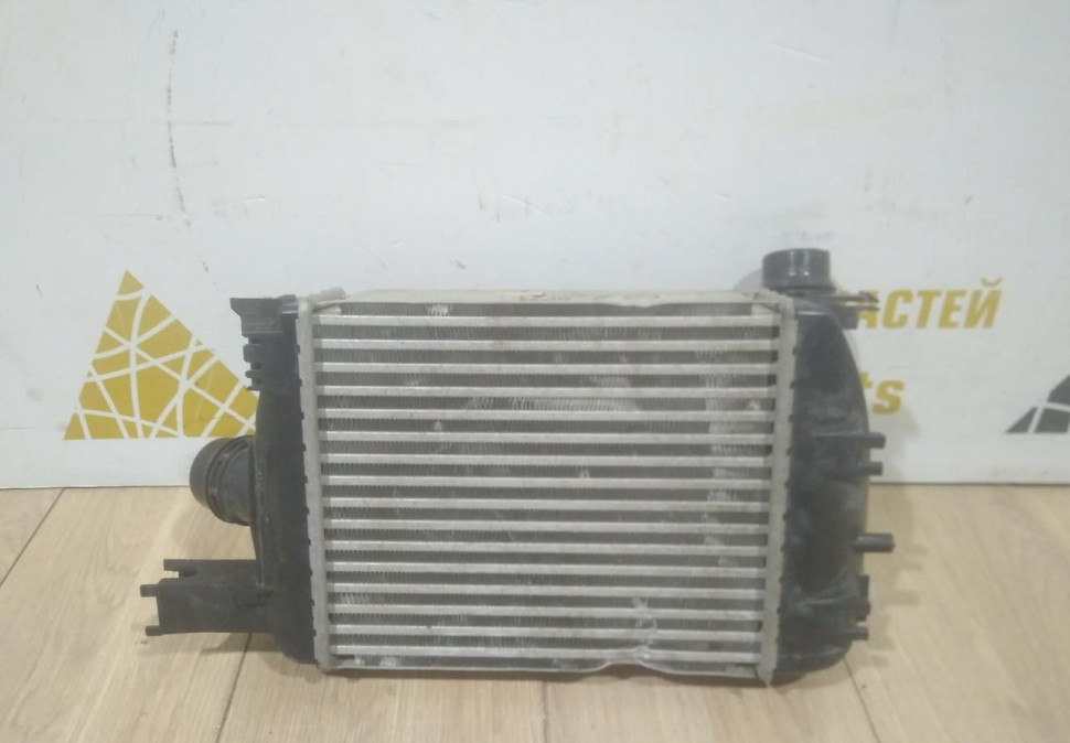 Радиатор интеркулера бу Renault Duster OEM 144967634R Радиатор интеркулера бу Renault Duster OEM 144967634R
