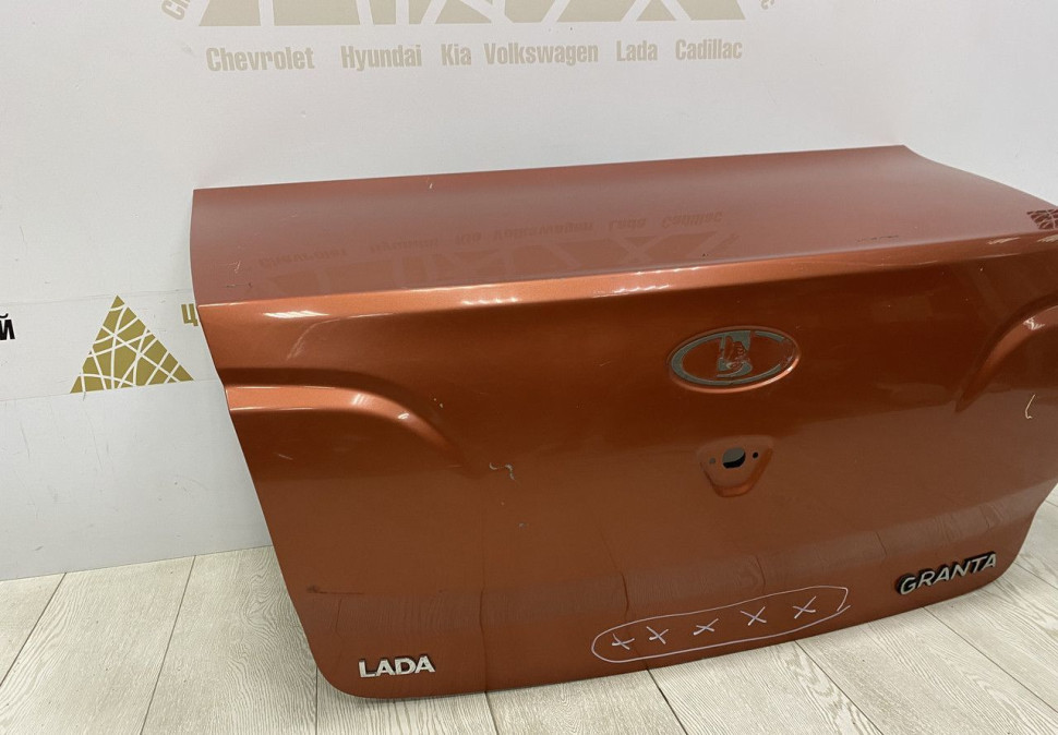 Крышка багажника Lada Granta  седан 2011> oem 21900560401070 (скл-3)