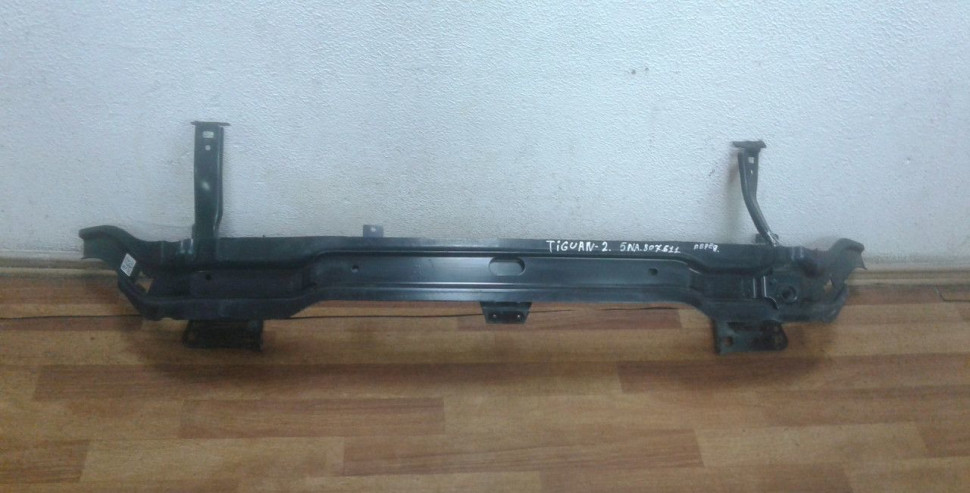 Усилитель переднего бампера Volkswagen Tiguan 2 oem 5na807611a (вмятина)