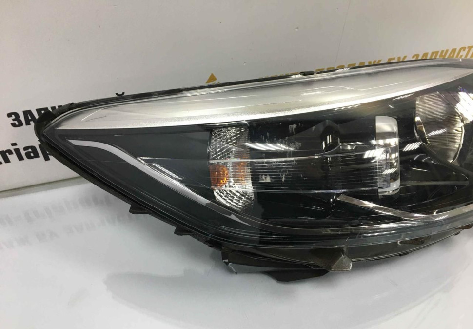 Фара правая Renault Kaptur OEM 260108765R