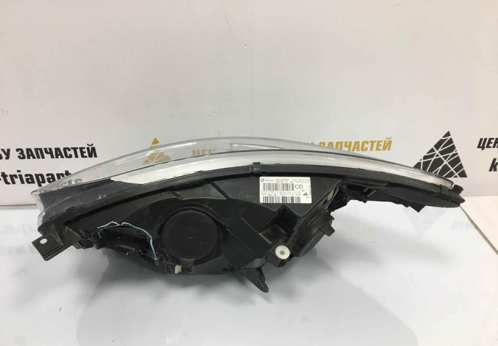 Фара правая Renault Kaptur OEM 260108765R