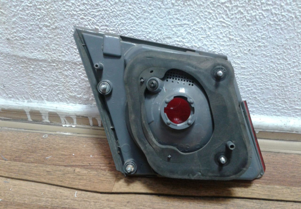 Фонарь правый внутренний Chevrolet Cruze седан (мал. скол крепл.) Фонарь правый внутренний Chevrolet Cruze седан (мал. скол крепл.)